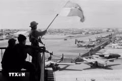 La bandera del Frente Nacional de Liberación de Vietnam y la bandera de la República de Vietnam del Sur ondearon en el aeropuerto de Tan Son Nhat el 30 de abril de 1975. (Foto: VNA)