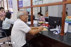 La gente acude a realizar trámites administrativos en el nuevo barrio de Vung Tau. (Foto: VNA)