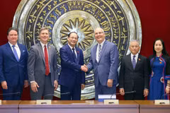 El vicepresidente de la Asamblea Nacional, Tran Quang Phuong, recibe a una delegación bipartidista de la Cámara de Representantes de EE. UU. (Fuente: VNA)