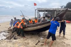 Las autoridades y los pescadores llevaron sus barcos a tierra para resguardarse de la tormenta. (Foto: VNA)