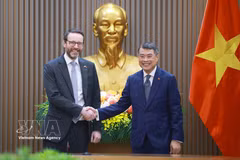 El primer ministro de Vietnam, Le Minh Hung, ofrece una recepción al embajador del Reino Unido en Hanoi, Iain Frew (Fuente: VNA)