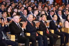Dirigentes vietnamitas y eslovacos asisten en Hanoi al concierto “Aká si mi krásna” (Fuente: VNA)