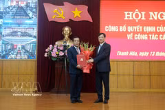 El jefe de la Comisión de Organización del Comité Central, Nguyen Duy Ngoc, (derecha) presenta la Decisión y felicita al coronel general Le Duc Thai, secretario del Comité del Partido de Thanh Hoa para el período 2025-2030. (Foto: VNA)