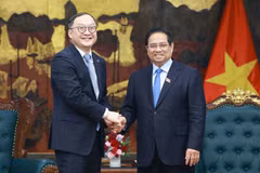 El primer ministro de Vietnam, Pham Minh Chinh (derecha) recibe a Chou Jia Yi, presidente para la región Asia-Pacífico del Grupo PowerChina (Fuente: VNA)
