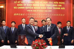 En la firrma de la Carta de Intención (CDI) entre Long An y Qinghai para establecer lazos de amistad entre ambas localidades (Fuente: VNA)