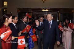 Funcionarios y personal de la Embajada y representantes de la comunidad vietnamita en Canadá dan la bienvenida al máximo dirigente To Lam. Foto: VNA