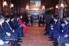El líder vietnamita To Lam recibe a Gwynne Shotwell, presidenta y directora ejecutiva de SpaceX. Foto: VNA