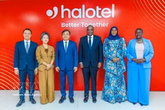 Delegados vietnamitas y tanzanos posan para una foto conmemorativa en la sede de Viettel Tanzania (Halotel). Foto: VNA