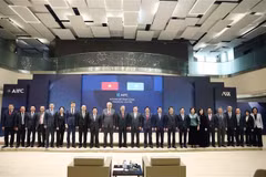 El secretario general To Lam y la delegación vietnamita visitan el Centro Financiero de Astaná (Fuente: VNA)