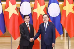 El presidente de la Asamblea Nacional de Vietnam, Tran Thanh Man (derecha) y el secretario general del Partido Popular Revolucionario de Laos (PPRL) y presidente de ese país, Thongloun Sisoulith (Fuente: VNA)