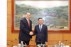 El miembro de Buró Político y permanente del Secretariado del Comité Central del Partido Comunista de Vietnam (PCV), Tran Cam Tu, recibe al vicepresidente del gobernante Partido Socialista Unido de Venezuela (PSUV), Jesús Faría (Fuente: VNA)