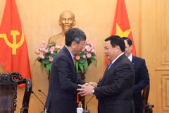 El director de la Academia Nacional de Política de Ho Chi Minh, Nguyen Xuan Thang, recibió al embajador de India en Vietnam. Foto: VNA