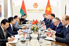 En la reunión entre el ministro de Relaciones Exteriores de Vietnam, Le Hoai Trung, y su homólogo de Belarús, Maxim Ryzhenkov (Fuente: VNA)