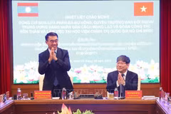 Nguyen Duy Bac (derecha), vicepresidente permanente de la Academia Nacional de Política de Ho Chi Minh, y Bounleua ​​Phandanouvong, presidente interino de la Comisión de Relaciones Exteriores del Comité Central del Partido Popular Revolucionario de Laos (Fuente: VNA)