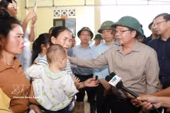El viceprimer ministro Ho Quoc Dung visita la escuela primaria de la comuna de Muong Than, donde brinda su apoyo y entregó obsequios a familias con miembros fallecidos, desaparecidos o heridos, así como a hogares afectados por desastres naturales que residen temporalmente en dicha escuela. Foto: VNA
