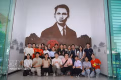Un grupo de estudiantes vietnamitas que estudian en Tailandia posan para una foto conmemorativa en el Museo Ho Chi Minh, en la provincia de Phichit. Foto: VNA 