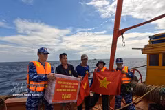 Durante un patrullaje en aguas del centro de Vietnam, la Guardia Costera presta atención médica de emergencia a un pescador de más de 60 años (Fuente: VNA)