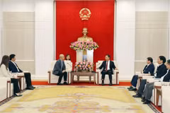Pham Duc An, vicesecretario del Comité del Partido y presidente del Comité Popular de Quang Ninh recibe al director de Relaciones Públicas del grupo Lite-On Technology (Fuente: VNA)