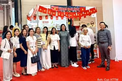 Empresas vietnamitas exhiben sus productos en el stand de Vietnam en el marco de la feria Foodist Istanbul 2026. Foto: Departamento de Promoción Comercial.