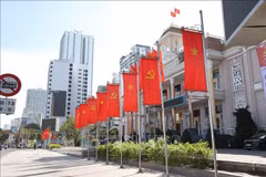 Banderas y flores adornan el área frente al edificio del Comité Popular provincial de Khanh Hoa en un magnífico despliegue. Foto: TTXVN