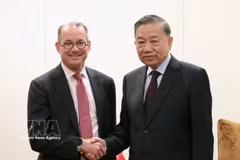 El líder vietnamita To Lam recibe a Robert (Bobby) Thomson, vicepresidente sénior y jefe de relaciones gubernamentales globales de VISA Corporation. Foto: VNA