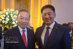 El secretario general del Partido Comunista de Vietnam y presidente del Estado, To Lam, y el presidente de Mongolia, Ukhnaagiin Khürelsükh (Fuente: VNA)
