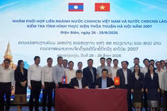 Representantes del grupo de coordinación interministerial de Vietnam y Laos firman el acta de la reunión. (Foto: Ministerio de Industria y Comercio)