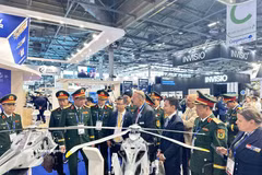 Una delegación de alto nivel del Ministerio de Defensa de Vietnam, encabezada por el viceministro Nguyen Truong Thang, participa en la feria internacional de armamento terrestre Eurosatory 2026 (Fuente: VNA)