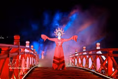 "La danza del sol" en el puente The Huc durante el recorrido nocturno "Ngoc Son - Noche misteriosa", en el marco del Festival Thang Long - Hanoi 2025 (del 1 al 16 de noviembre de 2025). Foto: VNA