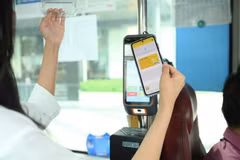 Pago sin contacto con tarjeta NAPAS en la red de autobuses. Foto: nhandan.vn