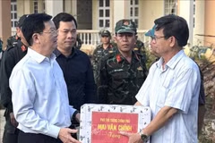 El viceprimer ministro Mai Van Chinh (izquierda) visita la comuna de Xuan Canh para brindar apoyo y entregar obsequios a los residentes afectados por el tifón Kalmaegi (Fuente: VNA)