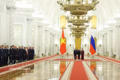 El presidente ruso Vladimir Putin preside la ceremonia de bienvenida al secretario general del Partido Comunista de Vietnam y presidente del país, To Lam, su esposa y la delegación vietnamita de alto nivel en su visita de Estado a Rusia. (Foto:)