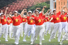 La Asociación de Personas Mayores de la ciudad de Hanoi estableció un récord en Vietnam por la presentación de danza folclórica con el mayor número de participantes mayores. Foto: VNA.