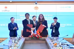 El embajador de Japón en Vietnam, Ito Naoki (primera fila, izquierda), y la representante de UNICEF en Vietnam, Silvia Danailov, intercambiaron notas durante la ceremonia. (Foto: VNA)