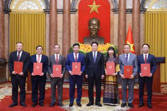 El presidente de Vietnam, Luong Cuong, posa una foto con los embajadores nombrados (Fuente: VNA)