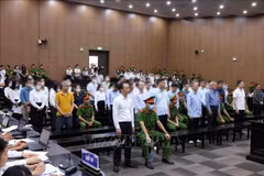 Los acusados ​​en el juicio. (Foto: VNA)