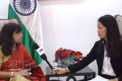 La doctora Ulupi Borah, subdirectora de la revista Synergy en la entrevista concedida a reporteros de la Agencia vietnamita de Noticias (Fuente: VNA)