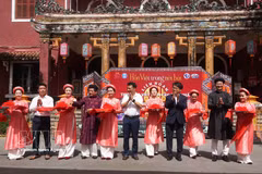 Los delegados cortaron la cinta para inaugurar el primer Festival de Caligrafía de Vietnam en 2026. (Foto: VNA)