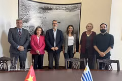 La embajadora Ngo Minh Nguyet y el alcalde interino de Montevideo, Justo Onandi (tercero desde la izquierda), junto con representantes de las autoridades locales, posan para una foto tras una sesión de trabajo. Foto: VNA 