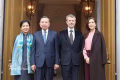 El secretario general del Partido Comunista y presidente de Vietnam, To Lam, y su esposa Ngo Phuong Ly, posan para una foto con el rey Federico X y la reina María de Dinamarca. Foto: VNA