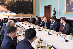En la reunión entre la delegación vietnamita y el presidente del Parlamento danés, Søren Gade (Foto: VNA)