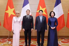 El presidente vietnamita Luong Cuong y su esposa con el presidente francés Emmanuel Macron y su cónyuge. Foto: VNA