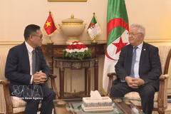 El presidente del Consejo de la Nación (Senado) de Argelia, Azzouz Nasri, y el embajador de Vietnam en Argelia, Tran Quoc Khanh (Fuente: VNA)