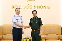 El general Phan Van Giang, vicepremier y ministro de Defensa de Vietnam y el general Uchikura Hiroaki, Jefe del Estado Mayor Conjunto de Japón (Fuente: VGP)