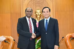 El secretario del Comité del Partido Comunista de Ciudad Ho Chi Minh, Tran Luu Quang y Jaya Ratnam, saliente embajador de Singapur en Vietnam (Fuente: sggp.org.vn)
