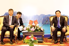 El director de la Academia Nacional de Política Ho Chi Minh y presidente del Consejo Teórico Central, Nguyen Xuan Thang, se reúne con Chen Gang, secretario del Comité del Partido Comunista de China (PCCh) de la región autónoma Zhuang de Guangxi (Fuente: Periódico Ha Giang)