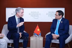 El primer ministro de Vietnam, Pham Minh Chinh, (derecha) y Peter Koerte, miembro del Consejo de Administración y director de Tecnología y Estrategia del Grupo Siemens de Alemania (Fuente: VNA)