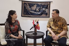 El doctor Arisman (derecha), director ejecutivo del Centro CSEAS de Indonesia en la entrevista (Fuente: VNA) 