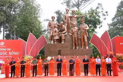 El evento cuenta con la asistencia del secretario general del Partido Comunista de Vietnam, To Lam; el general Luong Tam Quang, ministro de Seguridad Pública; y el secretario del Comité partidista municipal, Nguyen Van Nen (Fuente: VNA)