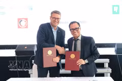 Firma de un acuerdo de cooperación entre DSEZA y ASCO Industries N.V. Foto: VNA